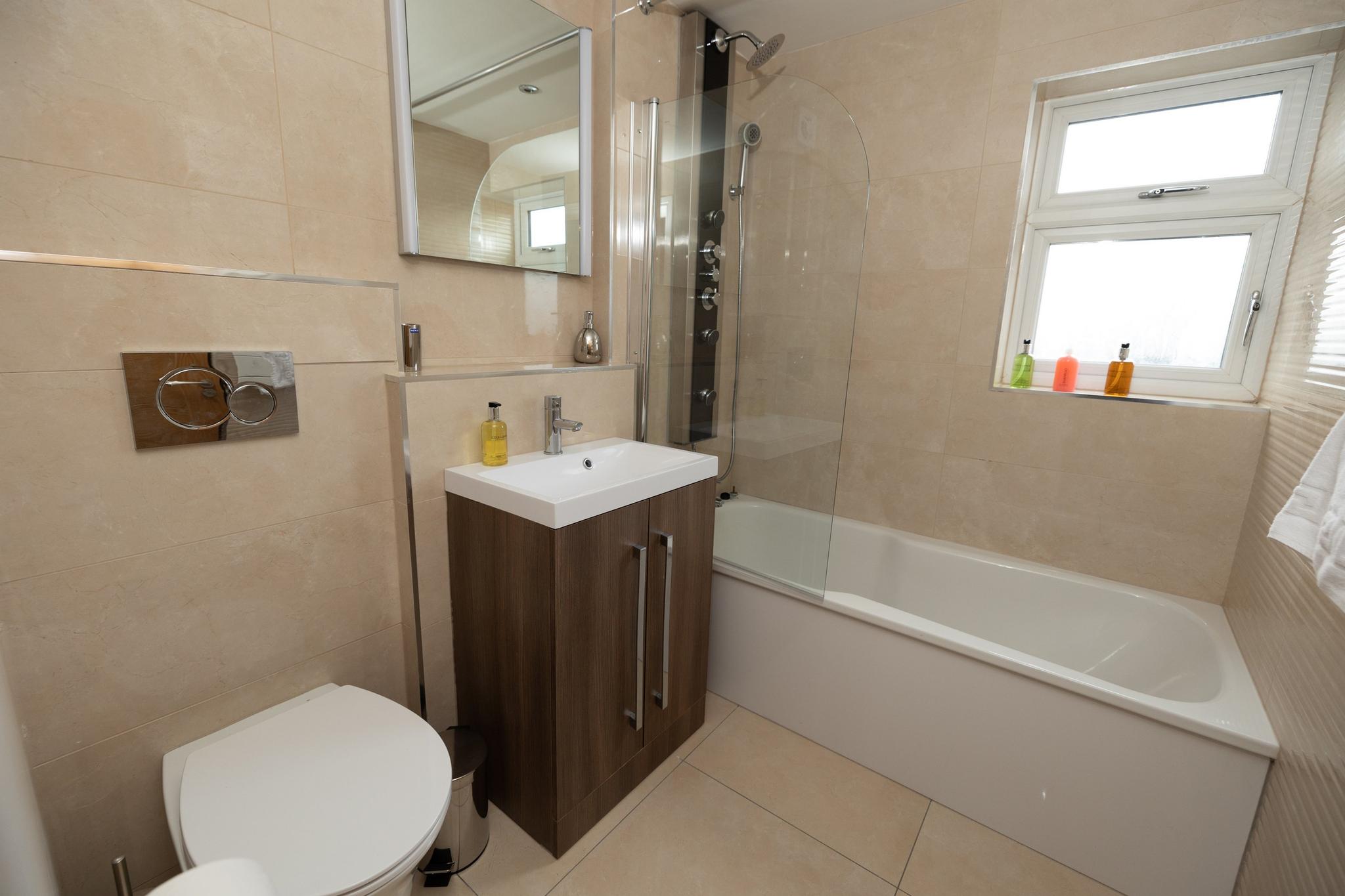 Modern 4-Bed House | Windsor | Driveway + Garden5