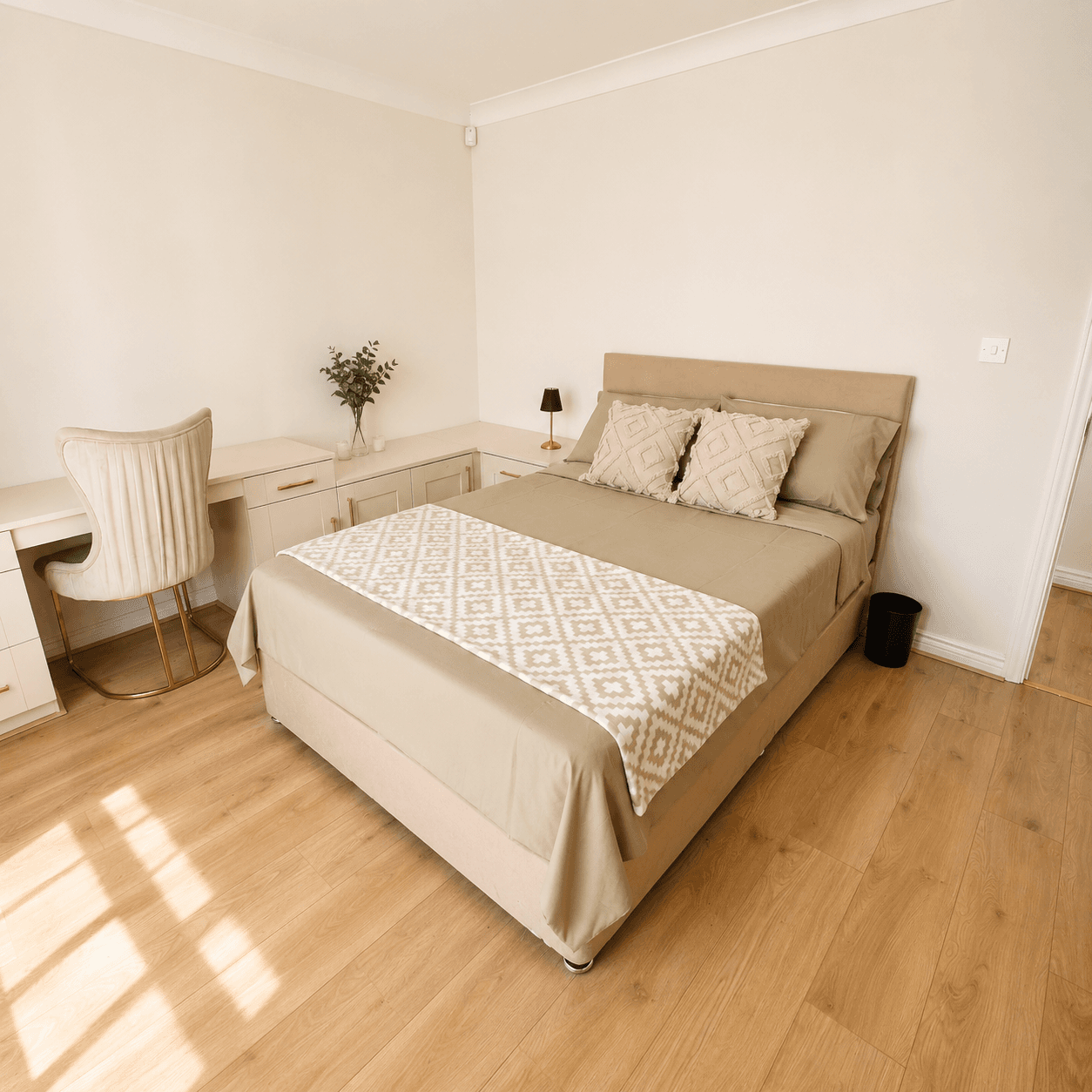 Spacious 3 Bed Flat - Parking - Discounted long2