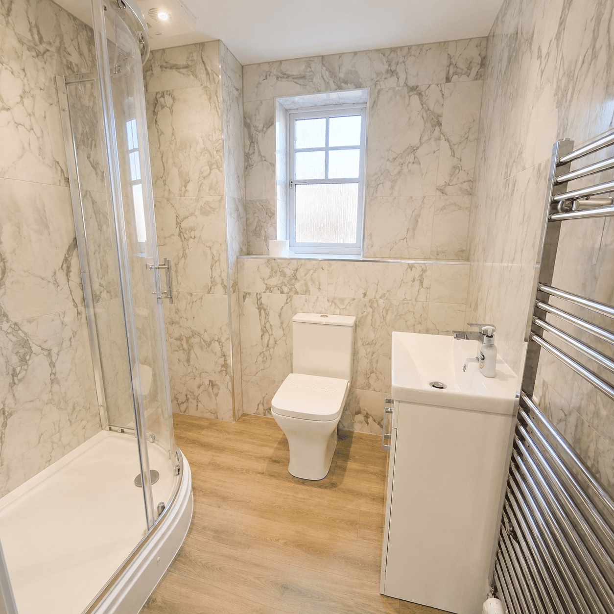 Spacious 3 Bed Flat - Parking - Discounted long4